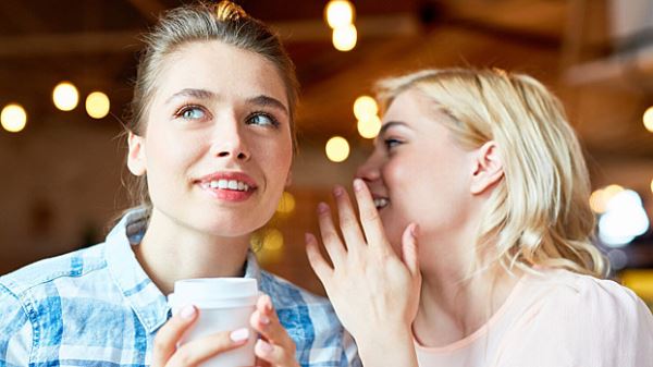 Названы причины, по которым полезны сплетни