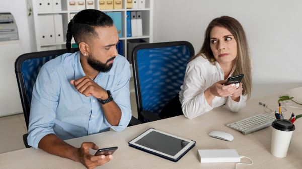 Названы причины, по которым полезны сплетни