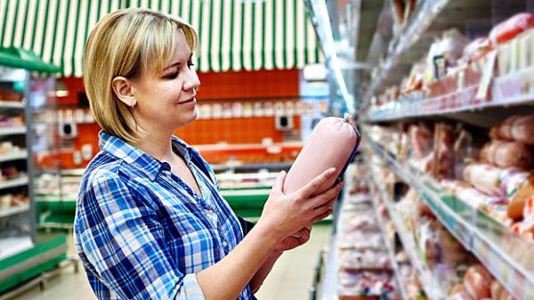 Диетологи назвали самые вредные добавки в составе колбасы и фастфуда