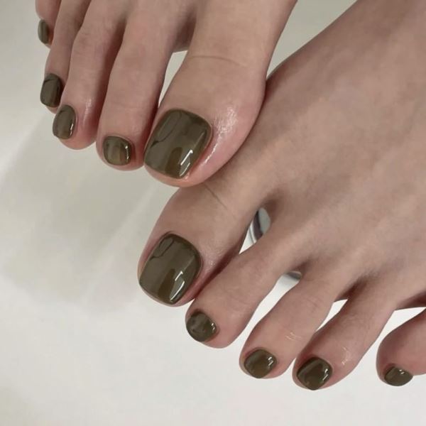 10 оттенков педикюра, которые будут в тренде этой осенью
