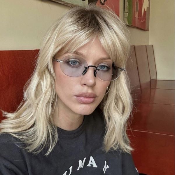 Сьюки Уотерхаус показала стрижку в стиле 70-х