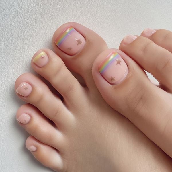 Французский педикюр снова в тренде