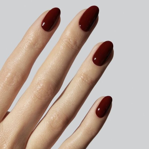 Самые трендовые оттенки маникюра на осень 2025