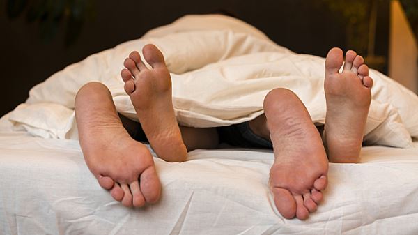 Невролог рассказал, почему ночью дёргаются ноги и что с этим делать