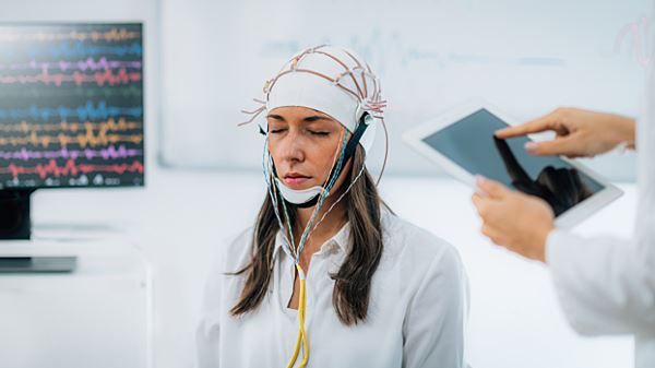 Невролог назвала четыре бесполезных обследования при головных болях