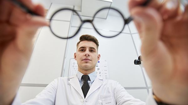 Офтальмолог дала советы, как сохранить зрение после 40