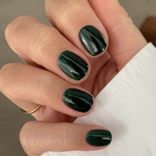 Самые трендовые оттенки маникюра на осень 2025