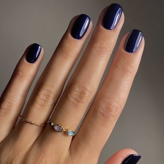 Самые трендовые оттенки маникюра на осень 2025