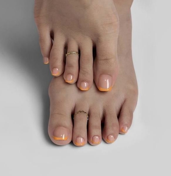 Французский педикюр снова в тренде