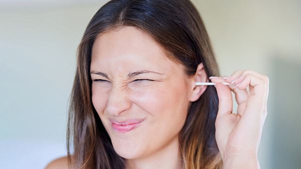 Лор рассказал, чем опасны ушные палочки и фитосвечи