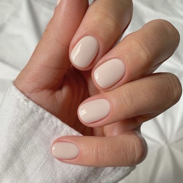 Самые трендовые оттенки маникюра на осень 2025