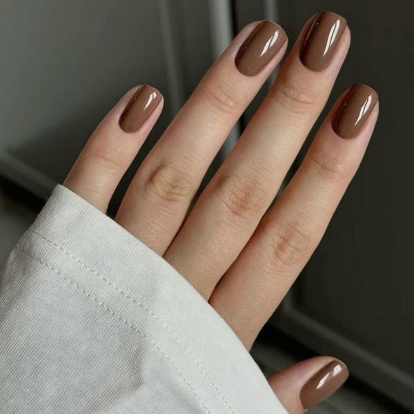 Самые трендовые оттенки маникюра на осень 2025