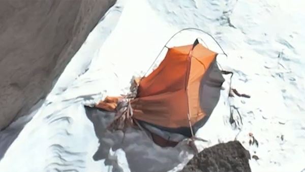 Появились кадры с телом застрявшей на пике Победы Наговициной